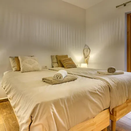 Spacious With Tropical Garden, Bbq, Near Seaside 度假居