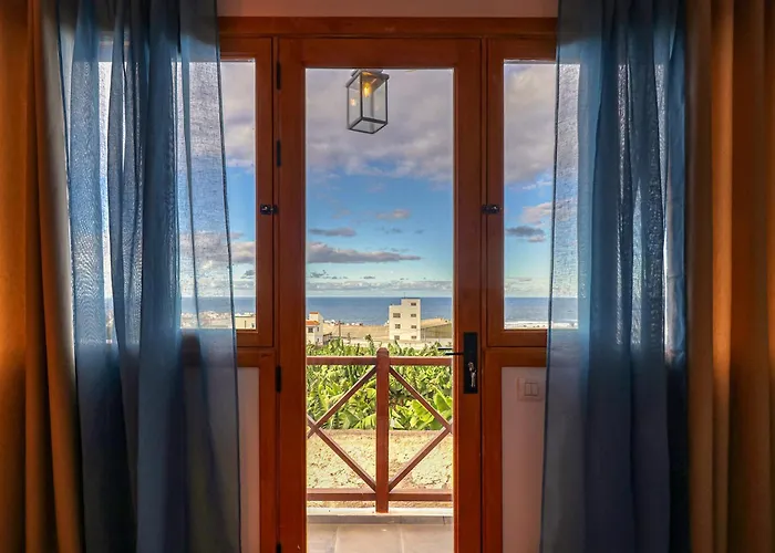 Spacious With Tropical Garden, Bbq, Near Seaside Feriehus