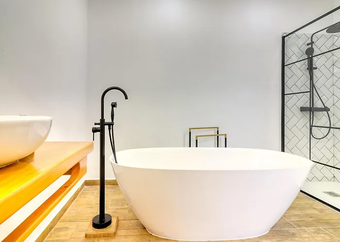 Prázdninový dům Spacious With Tropical Garden, Bbq, Near Seaside