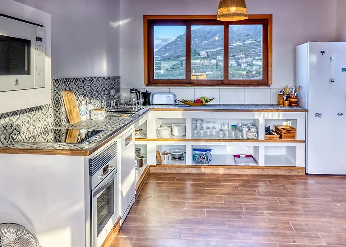 Spacious With Tropical Garden, Bbq, Near Seaside Los Silos